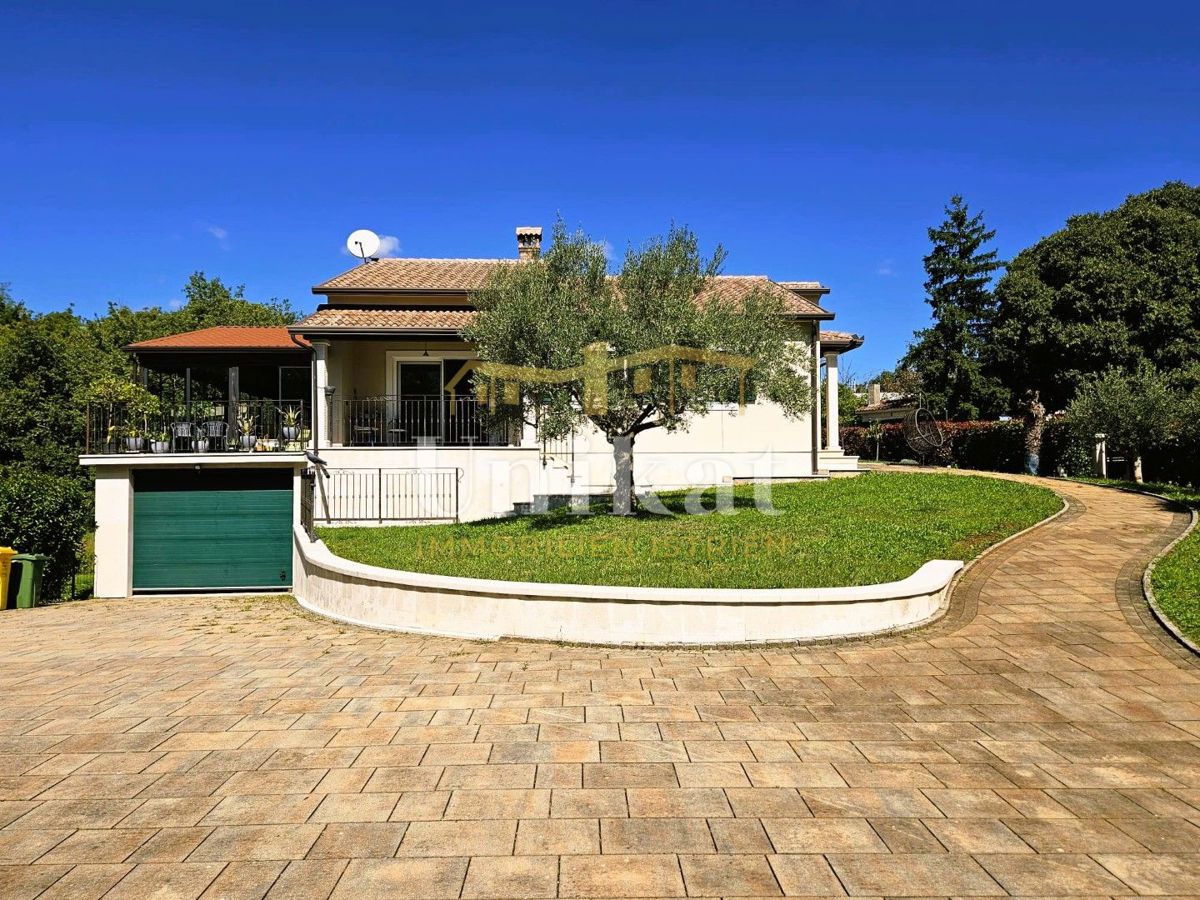 Villetta indipendente - piscina, garage e grande giardino